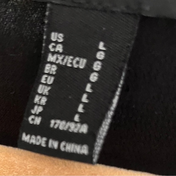 BEAUTIFUL, ROMANTIC FOREVER 21 TOP 🤍💜🌺 - Picture 6 of 6